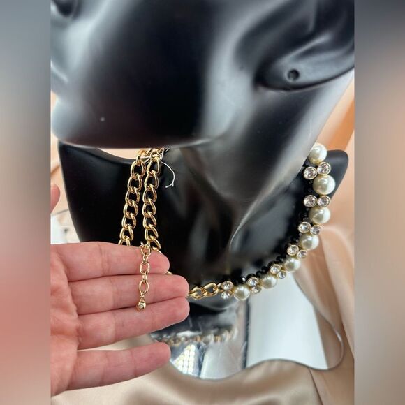 Elegant Gold and Pearl Necklace - Picture 4 of 8